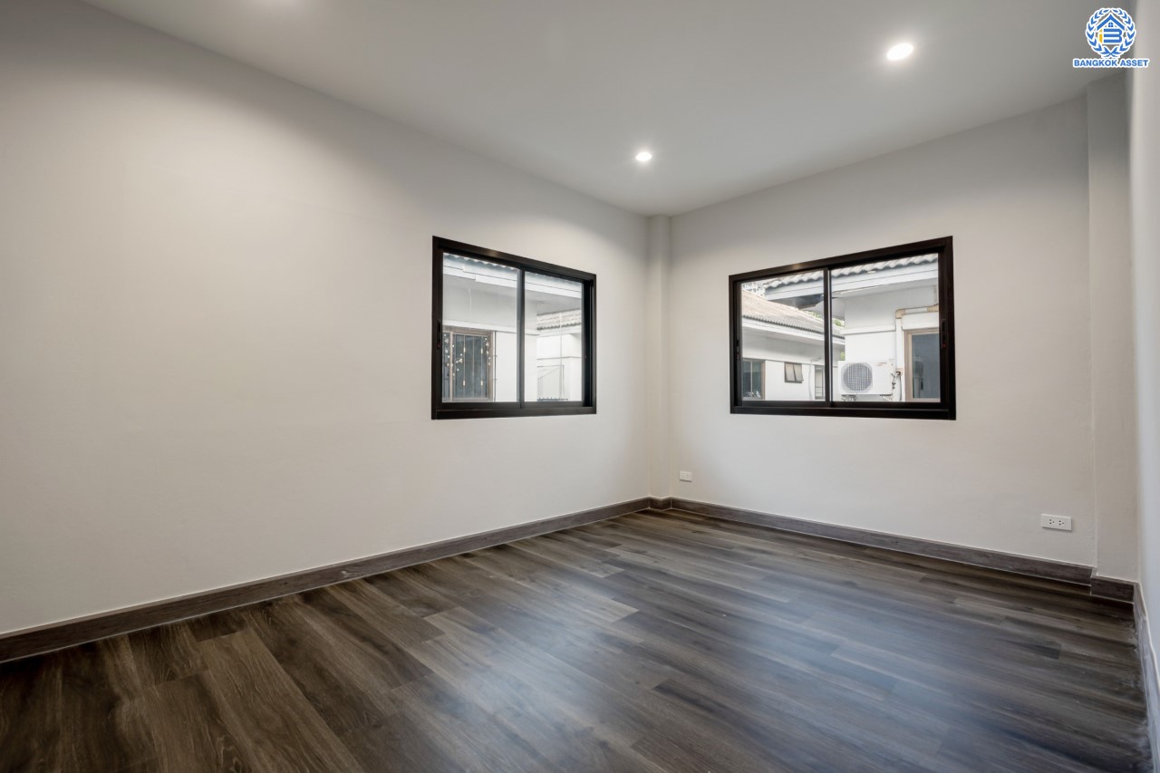 บ้านมือสองตกแต่งใหม่ ม.ปฐวีกาญจน์ ประชาชื่น-แจ้งวัฒนะ ทำเลโซนเมือง ดีไซน์สุด Classic เนื้อที่ 50 ตร.ว. ฟังก์ชัน 3 ห้องนอน 4 ห้องน้ำ ใกล้เซ็นทรัลแจ้งวัฒนะ สนามบินดอนเมือง เดินทางสู่ใจกลางเมืองได้อย่างรวดเร็วด้วย ทางด่วน"บางปะอิน-ปากเกร็ด" และรถไฟฟ้าสายสีชมพู "สถานีศรีรัช"